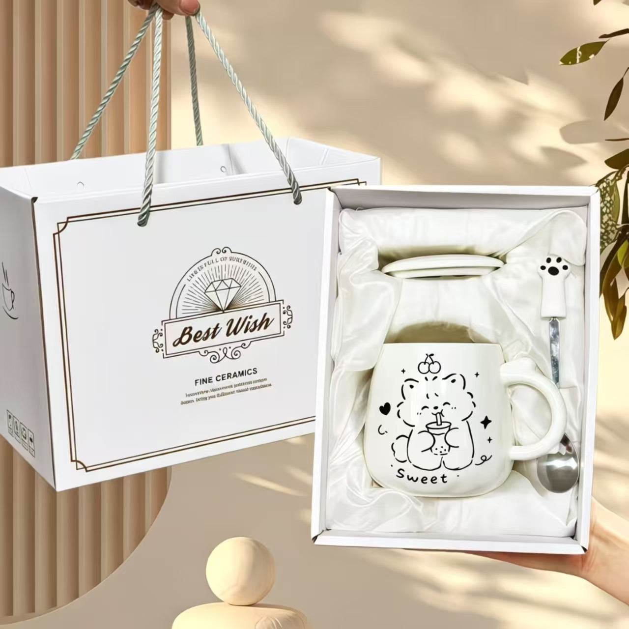 Original taza de cerámica con diseño de gatito y líneas tiernas, con tapa y cuchara; vaso de gran estética, ideal como regalo de cumpleaños o detalle para chicos y chicas.