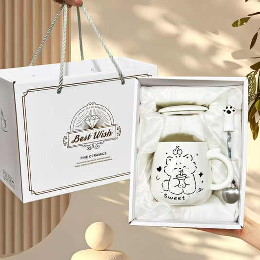 Original taza de cerámica con diseño de gatito y líneas tiernas, con tapa y cuchara; vaso de gran estética, ideal como regalo de cumpleaños o detalle para chicos y chicas.