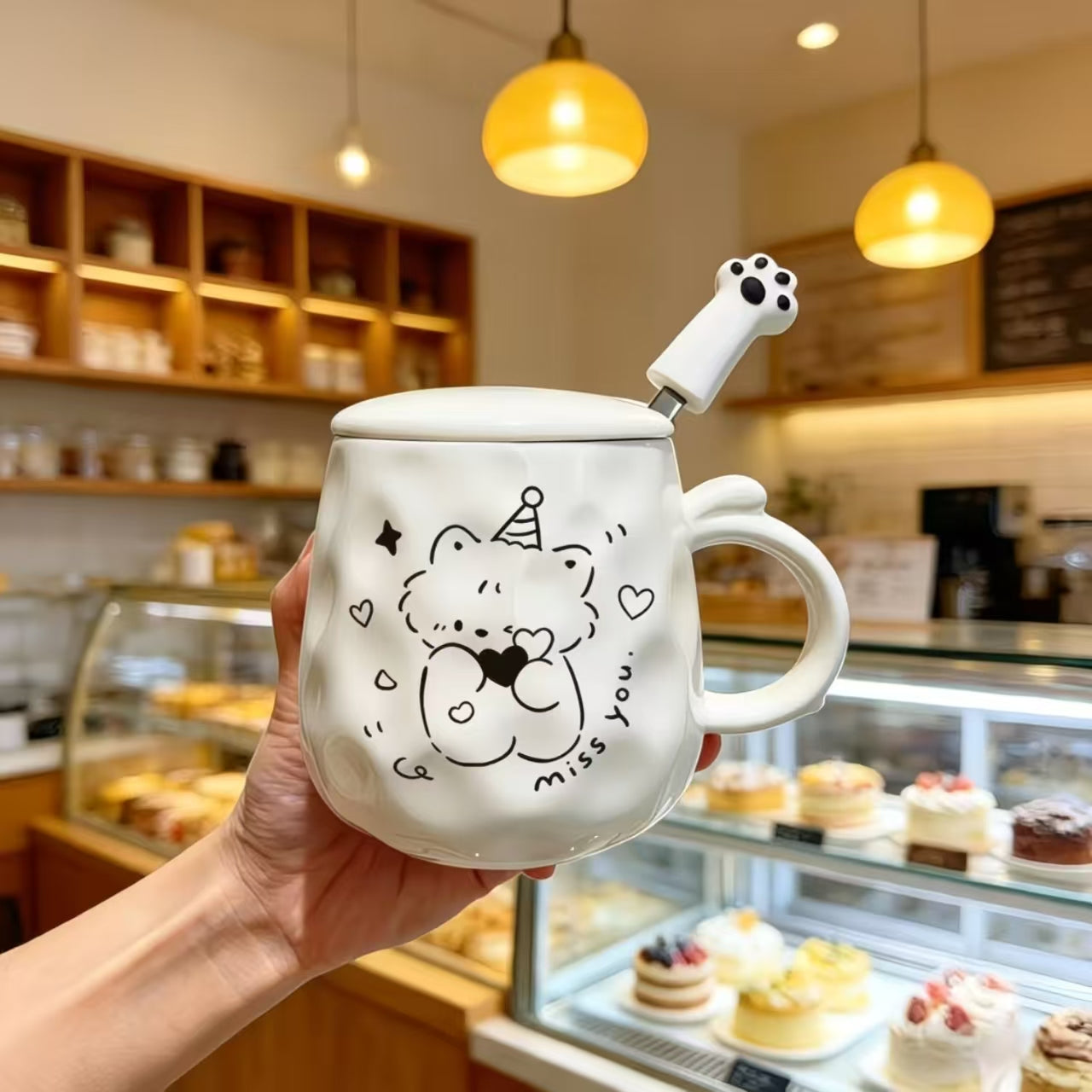 Original taza de cerámica con diseño de gatito y líneas tiernas, con tapa y cuchara; vaso de gran estética, ideal como regalo de cumpleaños o detalle para chicos y chicas.