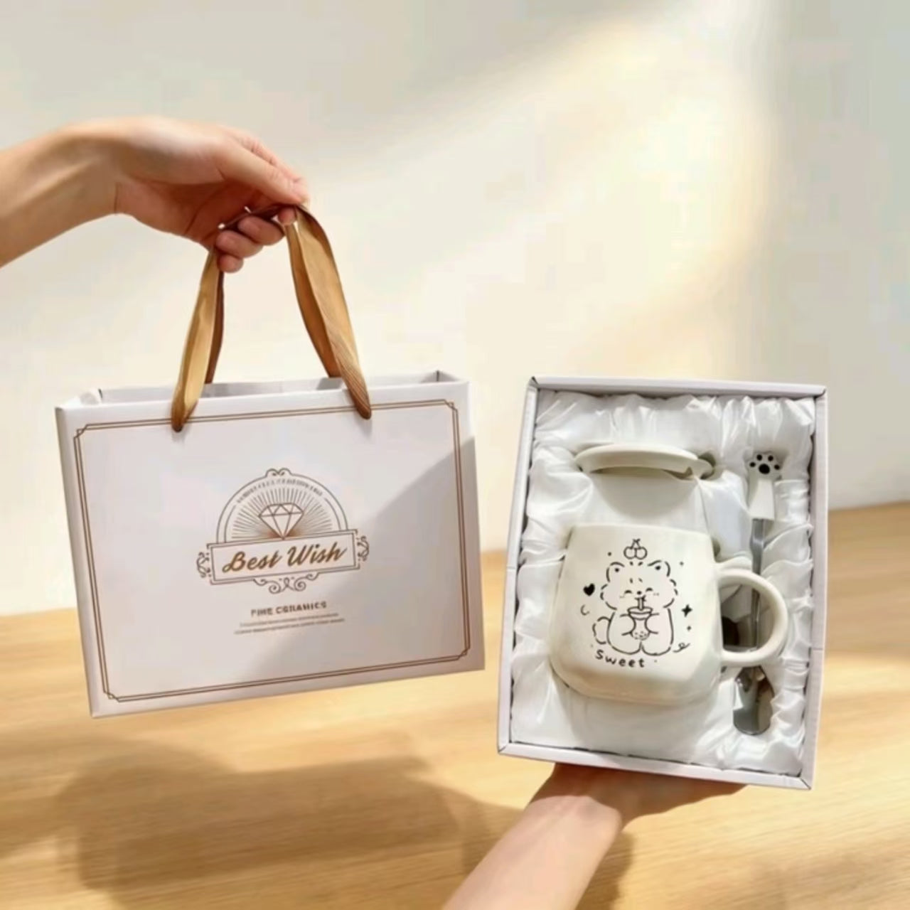 Original taza de cerámica con diseño de gatito y líneas tiernas, con tapa y cuchara; vaso de gran estética, ideal como regalo de cumpleaños o detalle para chicos y chicas.